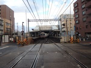 線路から見える三国ヶ丘駅